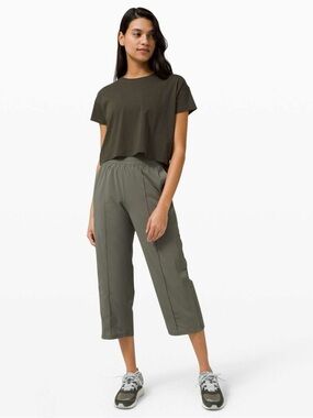 Lululemon Wanderer Crop in Grey Sage size 6